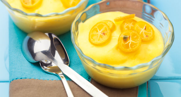Traditioneller Orangenpudding mit Kumquats