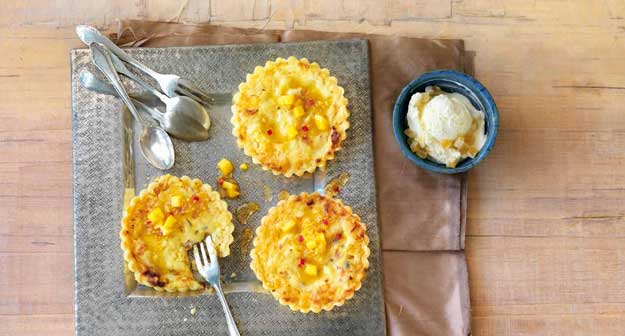 Frisch gebackenes Mango-Küchlein mit Chili und weissem Schokoladeneis mit kandiertem Ingwer