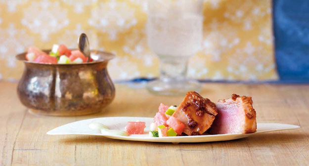 Mit Ingwer glasierter roter Thunfisch auf Wassermelonen-Apfel-Salat mit Wasabi