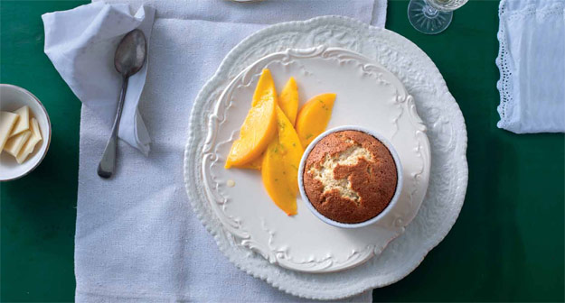 Soufflé von weisser Schokolade, süssem Senf und Mangos