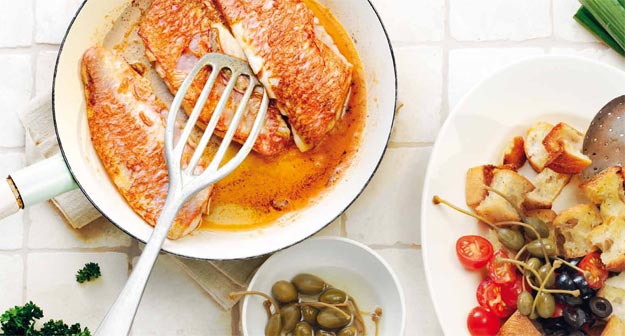 Konfiertes Rotbarbenfilet auf Foccaciabrotsalat und gedünsteter Frühlingslauch