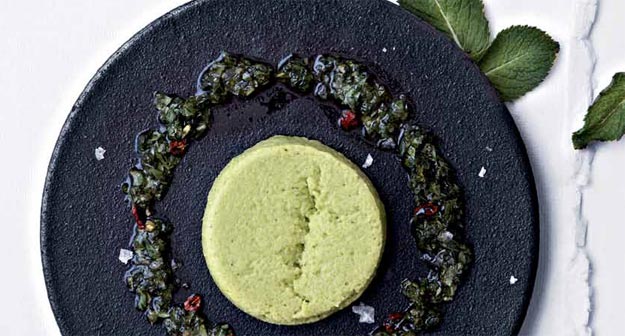 Erbsenflan auf gehacktem Kräutersalat
