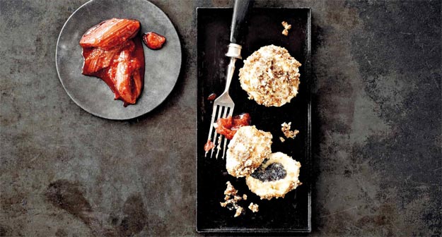 Quark/Mohn-Knödel mit pochiertem Rhabarber