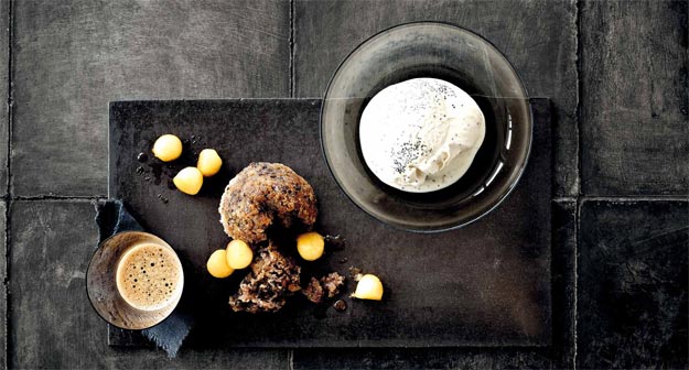 Rotweinsoufflé mit Mohnglace und Calvados-Apfel