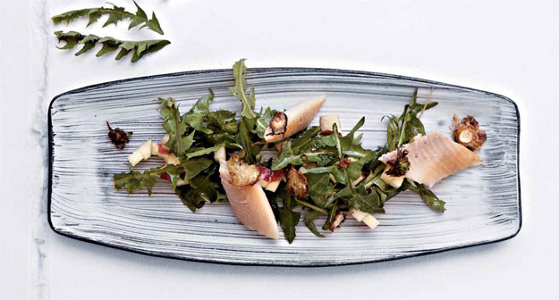 Geräucherte Forelle auf Löwenzahn/Apfel-Salat