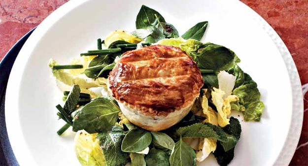 Tasty Meat Pie mit Kräutersalat