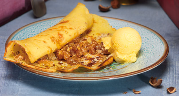 Haselnuss -Mandel-Pfannkuchen mit Orangensauce