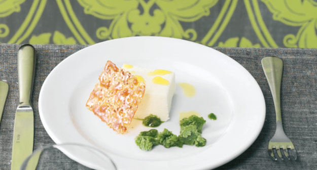 Mousse aus Schafsjoghurt mit Knusperanis, Rapsöl und Sauerampfergranite