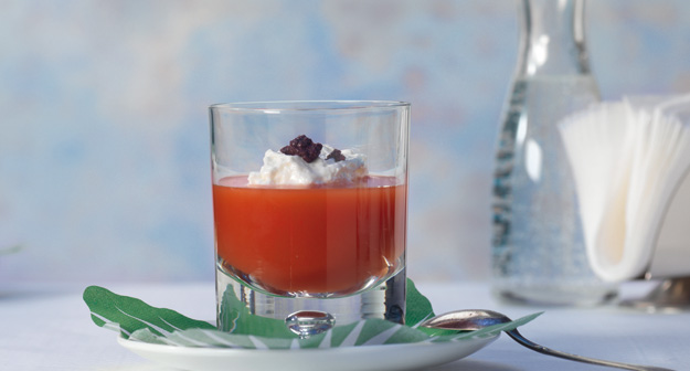 Tomaten-Gazpacho mit Geisskäse und Oliventapenade