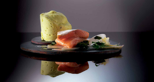 Marinierte Saiblingstreifen auf gehobeltem Spargel und Wasabi-Schwammkuchen