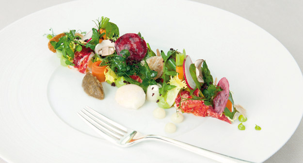 Gemüseacker mit pochierten Wachteleiern und mariniertem Thunfisch