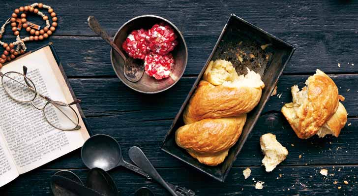 Brioche mit Joghurt-Frischkäse im Granatapfelmantel