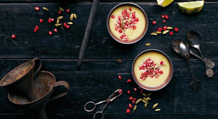 Weisse Schokoladencreme mit Kaffir-Limetten und Granatapfel