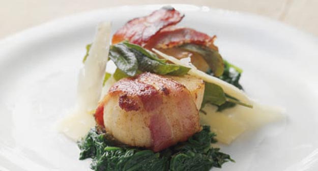 Saltimbocca di cappe sante auf Spinat