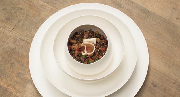 Lauwarmer Belugalinsen-Salat mit Serrano-Schinken