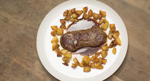 Gebratene Fohlenhuft mit Rotweinsauce und Bratkartoffeln