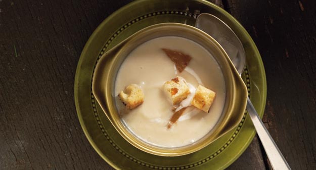 Champagnerkrautsüppchen mit Panettonecroutons und Ananas