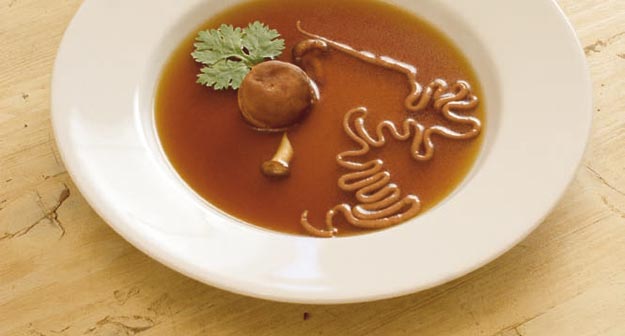Pilzconsommé mit Kakao-Olivenöl Nudeln