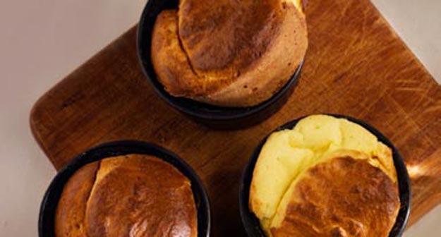 Würziges Alpkäse-Souffle «Dräckloch» mit Weisstannenessenz