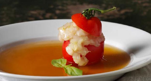 Leicht gelierte Tomaten-Consomme mit Jakobsmuscheltatar