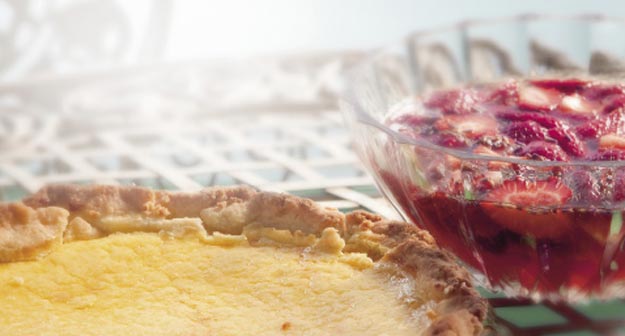 «Nidlechueche» mit Erdbeeren-Lavendel-Bowle