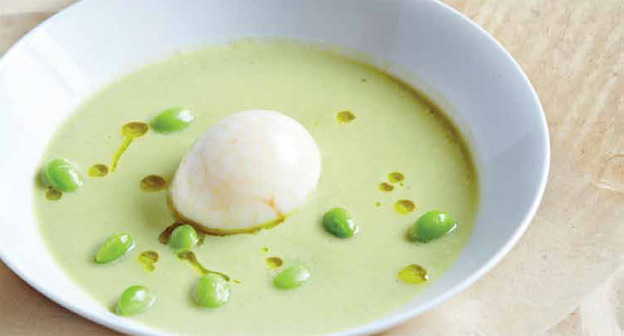 Edamame-Schaumsuppe mit marmoriertem Tee-Ei