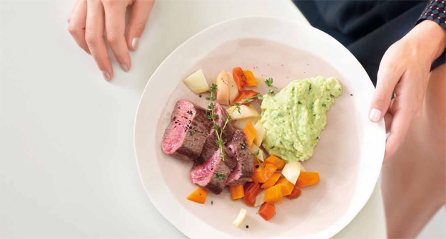Emmentaler Lammentrecôte mit jungem Wurzelgemüse «miso-glazed» und Wasabi-Polenta
