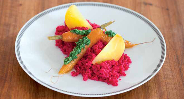 Geschmorte Karotten mit Pesto von Karottengrün auf Randen-Couscous