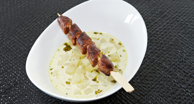 Kohlrabisuppe mit Zitronenthymian und Lamm-Merguez am Spiesschen