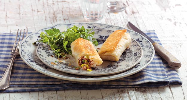 Knusprige Strudel vom roten Camargue-Reis mit Ziegen Frischkäse und Kräutersalat