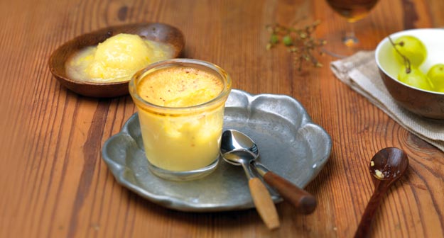 Kürbis-Soufflé mit Granny-Smith-Apfelsorbet und Cranberry-Kompott