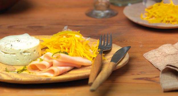 Blue-Cheese-Cake mit Portwein auf Carpaccio von geräucherter Truthahnbrust und Muskatkürbis-Salat