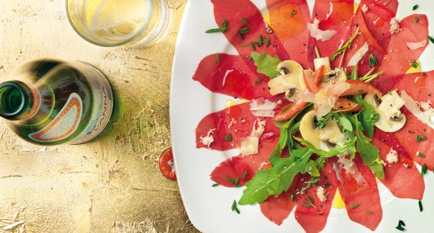 Carpaccio vom Hirsch mit Rucola, altem Sbrinz und Meerrettich (2000)