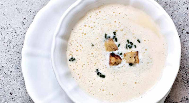 Steinpilz-Weinsuppe