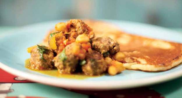 Tajine mit Fleischkügelchen, Tomaten und Kichererbsen
