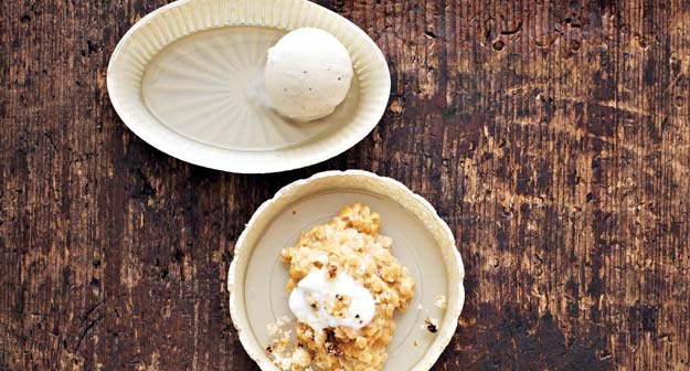 Gelbe Vanille-Linsen mit Joghurt-Espuma und Eierlikörglacé