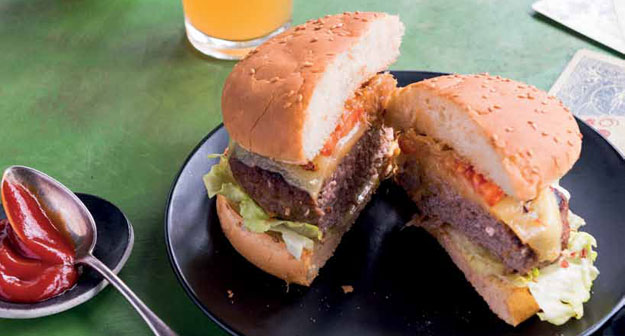 Chili-Cheeseburger mit bierglasierten Zwiebeln