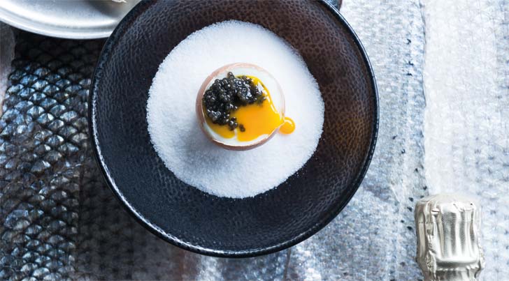 «Ei mit Ei» und Buchweizen/Kaviar-Brot