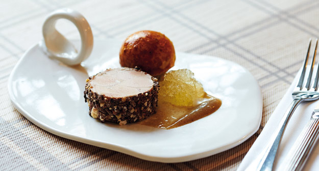 Foie gras in Kakao/Nuss-Kruste mit fermentierter Banane – Maison Manesse