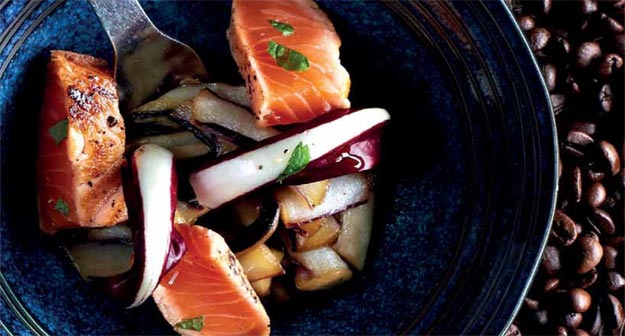 In Kaffee gebeizter Lachs auf karamellisiertem Radicchio
