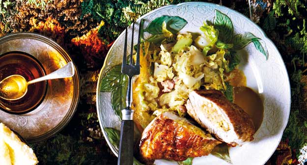 Mit Dörrbirnen gefülltes Maispoulardenbrüstchen mit Ribelmaisschnitten, Wirsinggemüse und Williams-Sauce