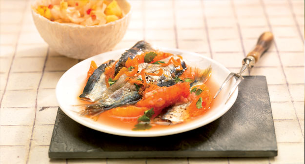 Sautierte Sardinenfilets mit Blutorangen, Pistazien, Koriander und karamelisiertem Brüsseler