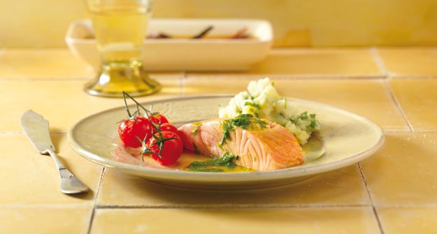 In Rapsöl pochierter Alpenlachs mit Rucola-Stampfkartoffeln