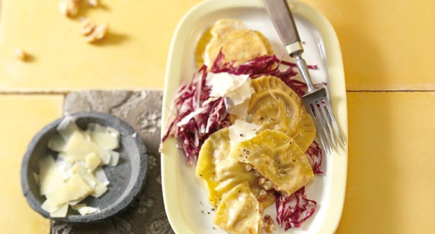 Ravioli mit Mascarpone-Baumnussfüllung und Radicchio