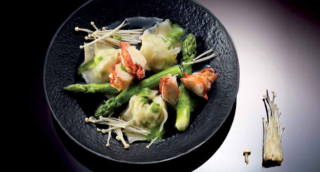 Hummer mit Poulet-Wonton, Spargel, Enoki und Soja an Bärlauch-Emulsion