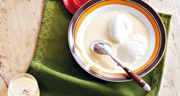 Perlhuhn-Schneeeier auf Vanillesauce und Sauerrahmeis