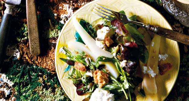 Kräutersalat, süss-saure Birne, Zupfcroûtons, Ricotta, Kerne