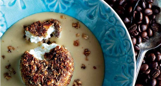 Lauwarmer Ziegenkäse in Kaffee-Haselnussmantel auf Espresso-Vichyssoise