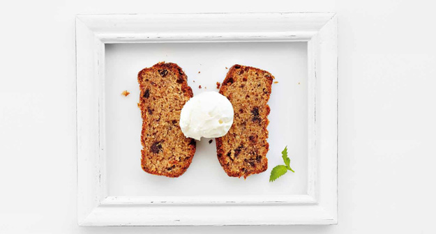 Rote Zwiebel/Schokolade-Cake mit Crème-fraîche-Glace