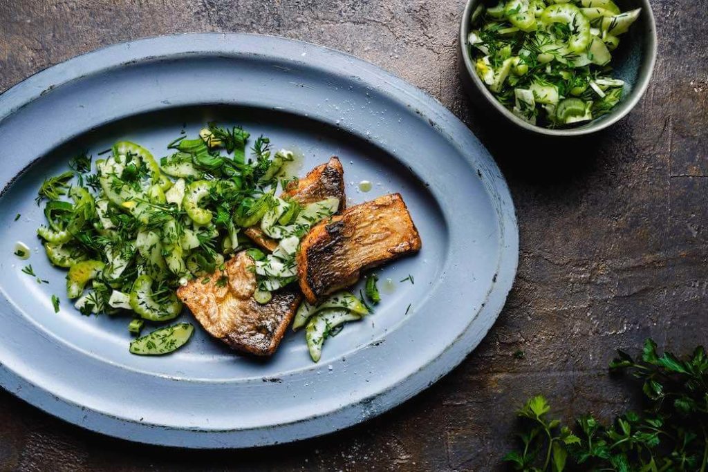 Felchenfilet auf Gemüsesalat mit Vinaigrette